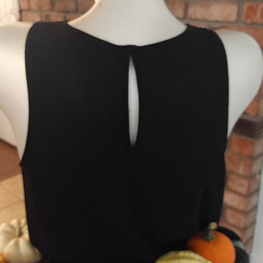 Sleeveless blouse with adorable keyhole on back